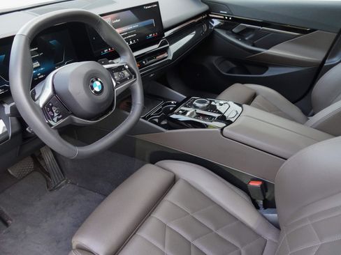 Certified 2024 BMW 530i xDrive w/ Convenience Package AWD/4WD image 6