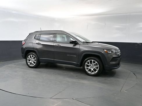 Used 2022 Jeep Compass Latitude w/ Sun and Sound Group AWD/4WD image 7