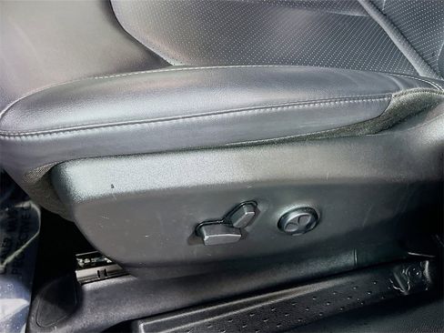 Used 2025 Chrysler Pacifica Select image 18