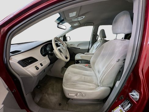 Used 2014 Toyota Sienna LE image 13