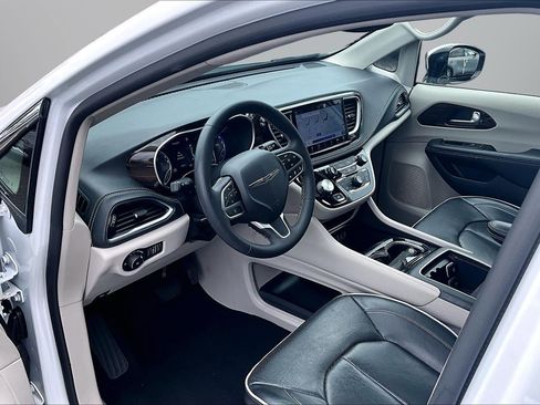 Used 2023 Chrysler Pacifica Limited FWD image 13
