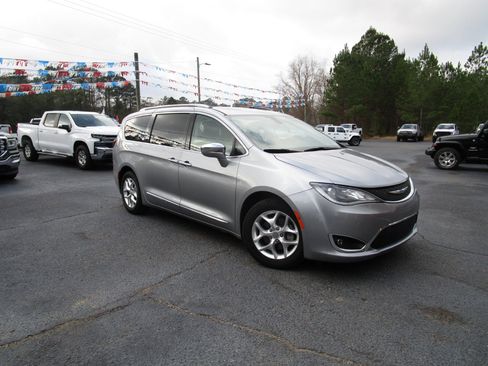 Used 2020 Chrysler Pacifica Limited image 34