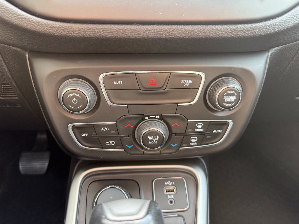 Used 2019 Jeep Compass Latitude w/ Cold Weather Group AWD/4WD image 41