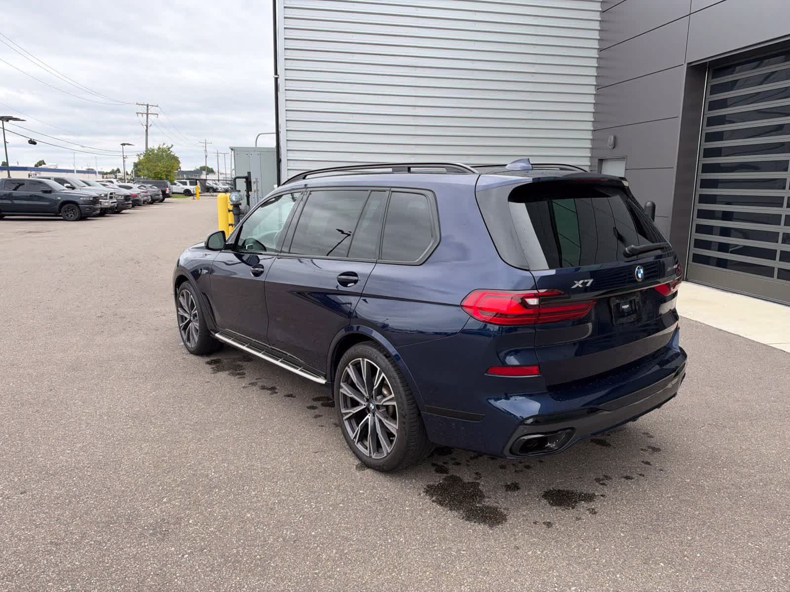 Used 2022 BMW X7 xDrive40i w/ M Sport Package AWD/4WD image 3
