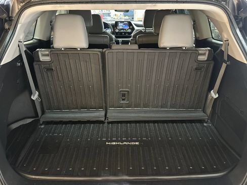 Used 2020 Toyota Highlander XLE FWD image 24