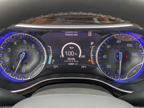Used 2023 Chrysler Pacifica Limited w/ Uconnect Theater Family Group FWD image 33