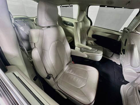 Used 2017 Chrysler Pacifica Limited w/ UConnect Theater Package image 29
