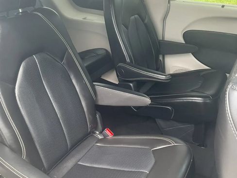 Used 2024 Chrysler Pacifica Touring-L FWD image 34