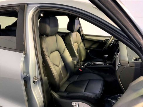 Certified 2025 Porsche Macan image 18