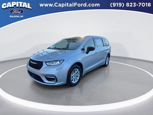 Used 2024 Chrysler Pacifica Touring-L image 4