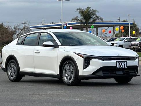 New 2025 Kia K4 LX image 2