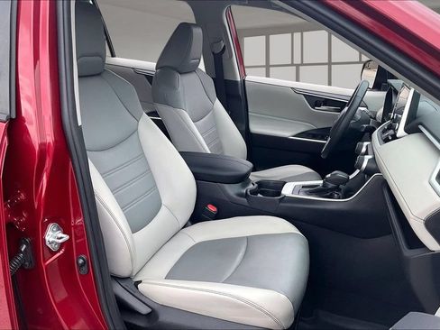 Used 2020 Toyota RAV4 XLE Premium FWD image 29