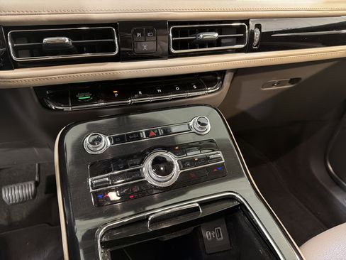 Used 2022 Lincoln Nautilus Standard image 19