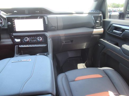 Used 2025 GMC Sierra 2500 AT4 w/ AT4 Premium Plus Package AWD/4WD image 17