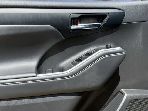 Used 2022 Toyota Highlander XLE FWD image 28