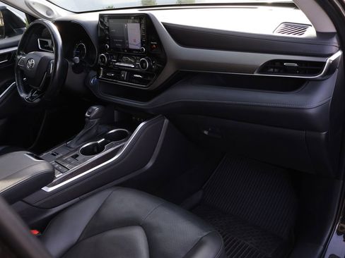 Used 2021 Toyota Highlander Limited image 10