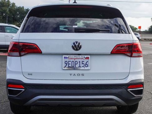 Used 2023 Volkswagen Taos SE w/ Panoramic Sunroof Package image 9