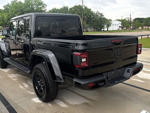 Certified 2023 Jeep Gladiator Overland AWD/4WD image 7