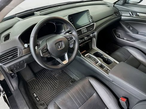Used 2018 Honda Accord Touring image 2