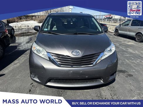 Used 2017 Toyota Sienna LE image 3