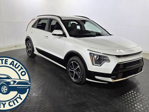 Used 2023 Kia Niro SX image 1