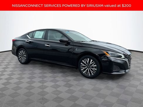 Used 2025 Nissan Altima 2.5 SV FWD image 3