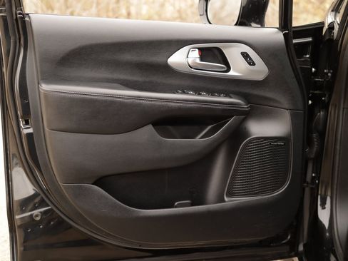 Used 2020 Chrysler Pacifica Limited w/ Advanced Safetytec Group image 25