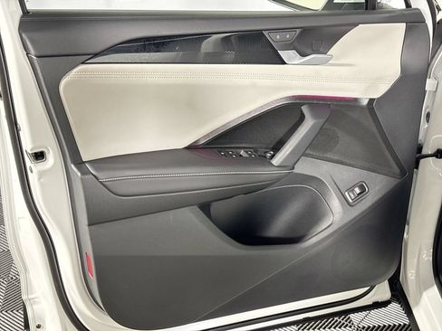 Certified 2025 Volkswagen Tiguan SE FWD image 12