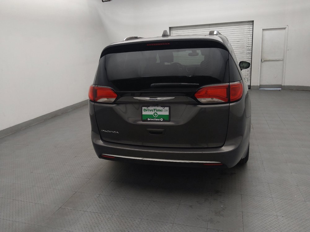 Used 2020 Chrysler Pacifica Touring-L FWD image 7