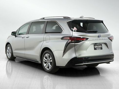 Used 2024 Toyota Sienna Platinum image 3