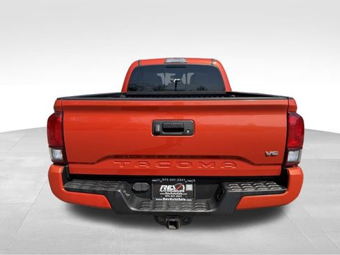 Used 2018 Toyota Tacoma TRD Sport AWD/4WD image 5