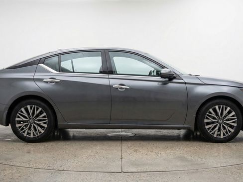 Used 2025 Nissan Altima 2.5 SV FWD image 8