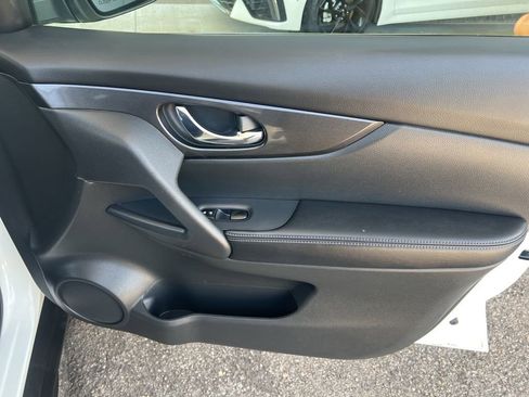 Used 2017 Nissan Rogue SV AWD/4WD image 22