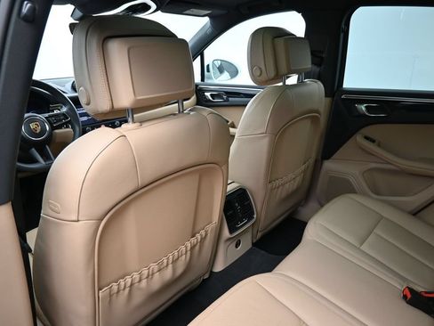 Certified 2025 Porsche Macan AWD/4WD image 8