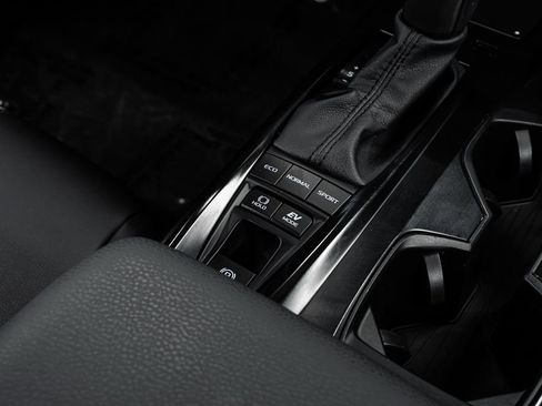 Used 2025 Toyota Camry SE FWD image 26