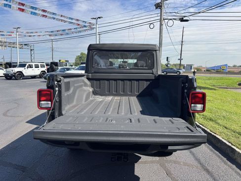 Used 2025 Jeep Gladiator Sport AWD/4WD image 9