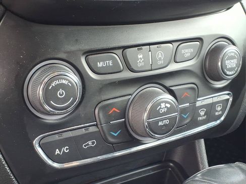Used 2019 Jeep Cherokee Trailhawk w/ Cold Weather Group AWD/4WD image 7