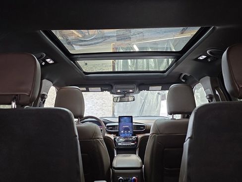 Used 2022 Ford Explorer King Ranch w/ Premium Technology Package image 16