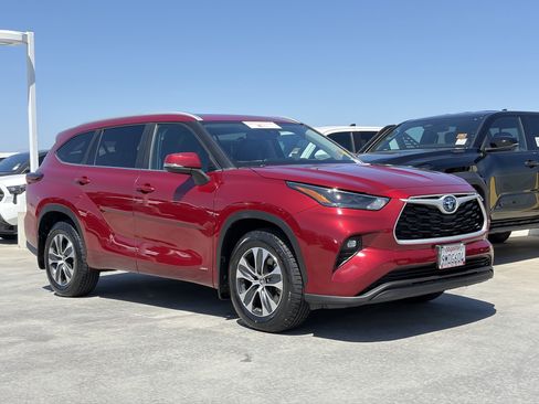 Certified 2024 Toyota Highlander XLE AWD/4WD image 2