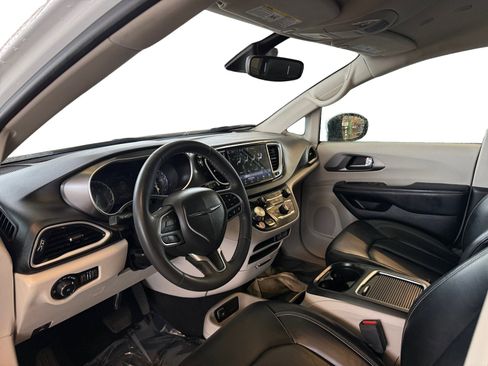 Used 2023 Chrysler Pacifica Touring-L image 9