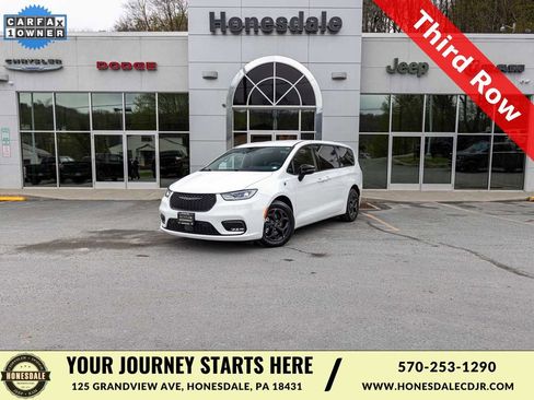 Used 2024 Chrysler Pacifica Limited FWD image 1