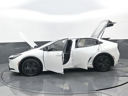 Used 2025 Toyota Prius LE image 31
