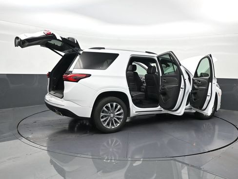 Used 2023 Chevrolet Traverse Premier FWD image 32