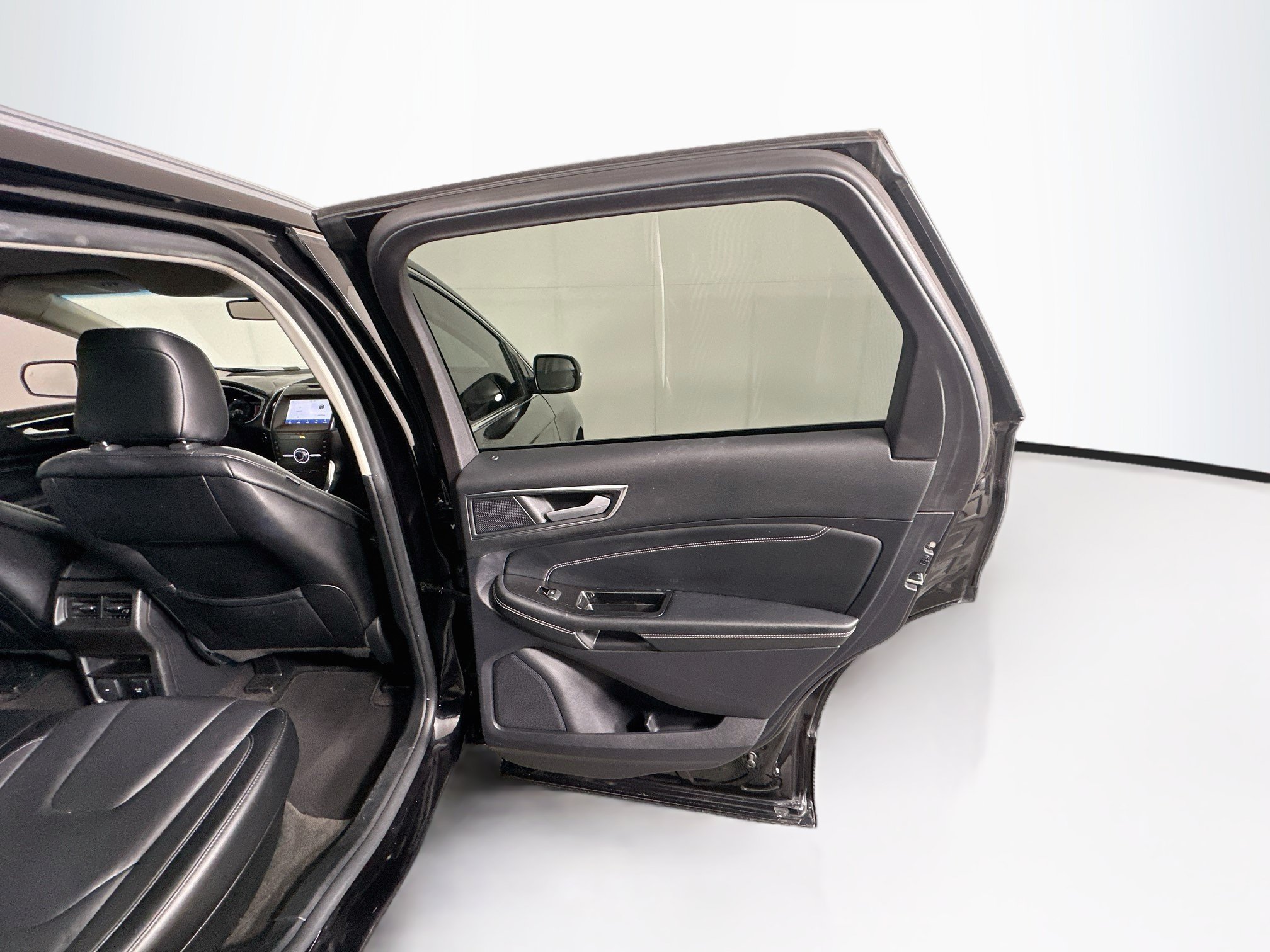 Used 2020 Ford Edge Titanium FWD image 29
