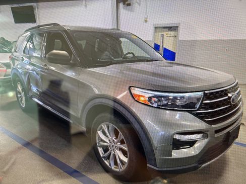 Used 2020 Ford Explorer XLT w/ Equipment Group 202A image 8