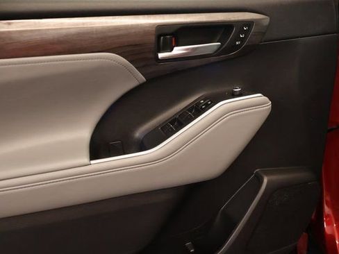Used 2022 Toyota Highlander Limited FWD image 9