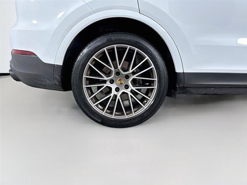Used 2023 Porsche Cayenne Platinum Edition AWD/4WD image 14