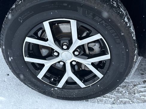 Used 2023 Jeep Grand Cherokee L Limited image 9