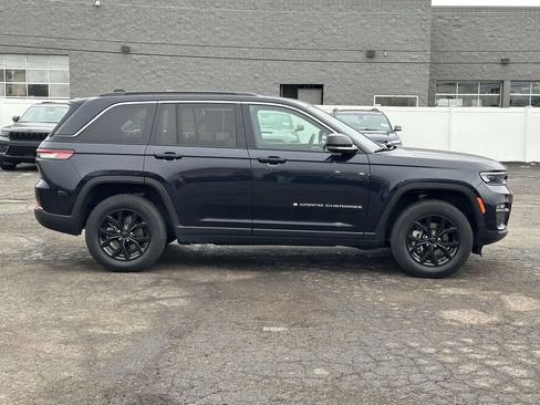 Used 2024 Jeep Grand Cherokee Limited image 2