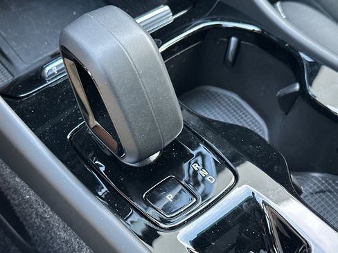 Used 2025 Volvo XC40 B5 Plus image 26